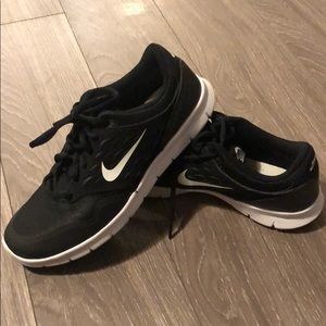 *SOLD* Nike Women’s Orive Shoe 8.5 Sneaker Black